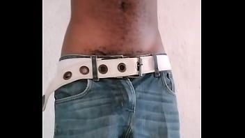 تشغيل كيني أسود هواة طرفة عين wanking له ديك أسود كبير في الصباح