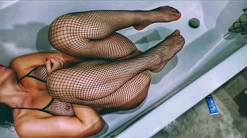 play Porno vintage : une milf en bas sexy se caresse la chatte juteuse avec un vibromasseur dans la salle de bain