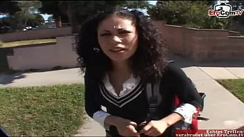 Redare Adolescent latina de 18 ani cu sâni naturali ridică pe stradă pentru sex cu mașina