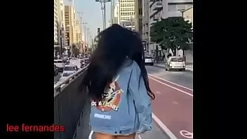 Redare Tânără brunetă care își arată fundul mare în imagini