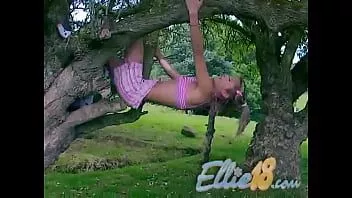 play Ellie 18 se masturbează în aer liber în acțiune solo