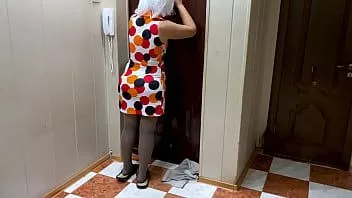play Si la belle-mère ne part pas, alors vous devez remonter le moral de son gros cul avec le sexe anal