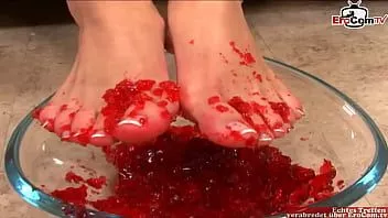 play Esmer genç ayakları ile oynamak ve üzerinde bir cumshot alır