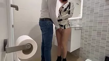 play Ich sage dem Restaurantkellner, dass ich im Badezimmer auf ihn warten werde, um ihn zu ficken und ihm einen zu blasen, bis er mit dem Abspritzen fertig ist