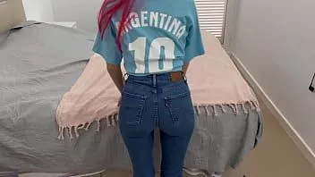 Riproduci La mia vicina argentina mi chiama per filmarla mentre si masturba, vado a casa sua e lei indossa dei jeans attillati molto provocanti