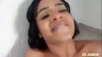 تشغيل الكلبة الغبية تضحك لأن لديها قضيبًا في مؤخرتها (بخ الشرج)