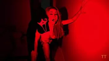 Riproduci Barbie con un corpo in forma e grandi tette va ad un appuntamento bollente con Ghostface - Crystal Rush e Teddy Tarantino