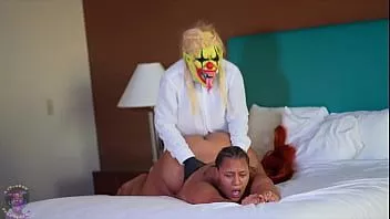 Reproducir La puta bbw charlie se familiariza con la polla gorda de gibby the clowns después de que sus novios salen de la habitación del hotel
