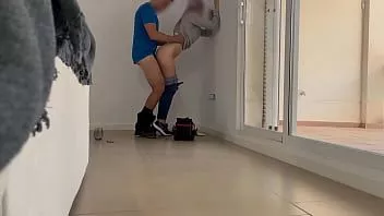 Redare Îl sun pe tânărul electrician să repare ștecherul și să-i facă o muie și să-l tragă surpriză fără ca el să știe
