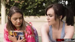 Riproduci Curvy Latina Gizelle Blanco si vendica con il sesso lesbico con la popolare adolescente Freya Parker