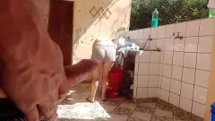 Jouer Le beau-père ne peut pas résister à la chatte de la belle-fille latina en short