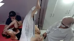 Riproduci Il dottore si eccita durante l'esame della moglie - Big Tets, HotWife, Cuckold