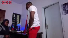 تشغيل خشب الأبنوس الكبير في الحجاب في منصبه في المكتب