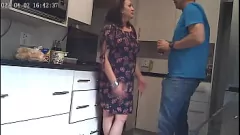Riproduci Il marito di Cuckold cattura il creampie di Maglie Petite con Poolboy