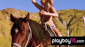 play Garotas grandes e durões aprendendo novos truques em um acampamento de acrobacias ao ar livre