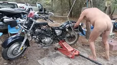play Tiras mecánicas traviesas desnudas durante el mantenimiento de la motocicleta