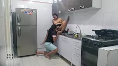 Redare Hot Milf își lapi fundul mare cu un dildo în bucătărie