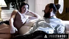 Jouer La nuit inoubliable de l'adolescente brune Anny Aurora avec la grosse bite de son oncle