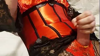 play Crossdresser se masturba y se corre con un corsé de satén rojo y medias de encaje