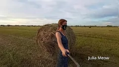 播放 Juli Smith Meow 在现场调皮：公开暴露癖和阴部闪烁