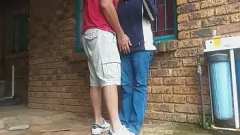 Jouer Pris en train de baiser dans la cour avant : Quickie amateur public avec un creampie massif