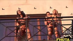 Redare Babe seducătoare de gimnastică cu sâni mici tachinează bărbații musculari pentru sex dur în aer liber