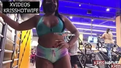 Riproduci Kriss Hotwife Exibindo Seu Corpo Gostoso Na Academia Com Um Shortinho e Uma Deliciosa Pata De Camelo