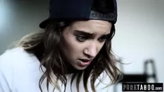 Reproduzir Step Sister tem algo a dizer: uma adolescente virgem relutante em uma encenação familiar com Uma Jolie